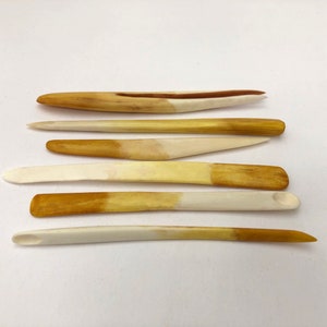 Elch-Knochen-Kosmetik-Werkzeug, Ohrlöffel und Beutel, mit Zwiebelschalen gefärbt, Wikinger-Zeitalter, Set 6