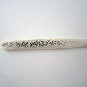 Witte haarspeld van elandbeen, natuurlijke haarstok in rustieke en archaïsche stijl, met de hand gesneden.