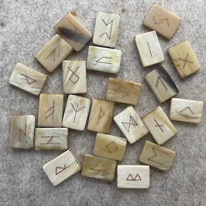 Rune di corno, incise, materiale naturale sulle tue mani, strumento divino, artigianato dell'era vichinga, Futhark antico immagine 1