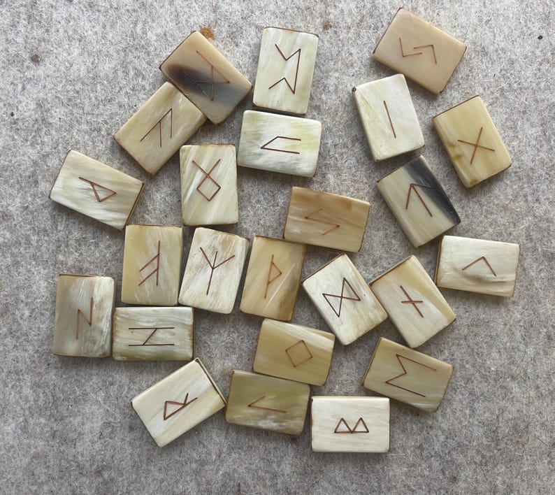 Rune di corno, incise, materiale naturale sulle tue mani, strumento divino, artigianato dell'era vichinga, Futhark antico immagine 1