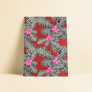 Peut inclure: Une impression d'art rectangulaire avec un fond rouge vif orné de feuilles zébrées noires et blanches et de grappes de fleurs roses. L'œuvre a un thème botanique moderne.