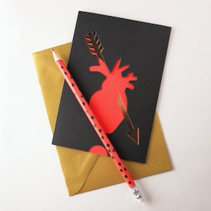 Carte St Valentin originale Expression Française Flèche en plein coeur noir rouge or