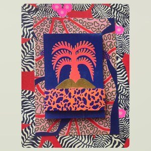 Peut inclure: Composition en couches avec un rectangle bleu orné d'une illustration de palmier corail et de détails dorés. Le design est posé sur un fond de papier à motifs zébrés, roses et rouges.
