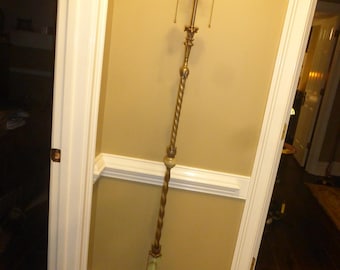 Lámpara de pie antigua vintage, alta y ornamentada, estilo art déco, de latón y hierro, 111125 A