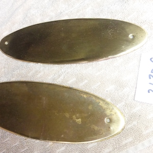 2 assiettes à poussoir ovales vintage en laiton vieilli 2120 C