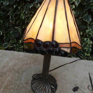 Lámpara de mesa antigua de estilo victoriano con vitrales, 9722 G