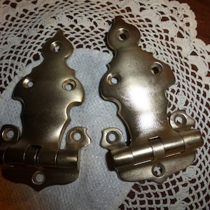 Zwei ausgefallene vintage massiv gegossene Messing Scharniere 81621 F