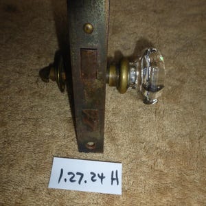 Può includere: Una tazza di ceramica bianca con manico nero e la scritta "But First, Coffee" in grassetto nero. La tazza è posta su uno sfondo sfocato, che suggerisce un'atmosfera accogliente.