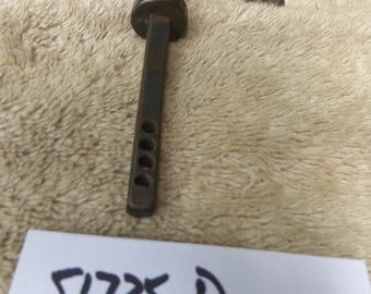 Peut inclure: Une poignée de porte en métal foncé d'époque, avec un levier incurvé et une tige rectangulaire comportant quatre trous. La poignée est probablement en fer ou en alliage similaire. Le texte "51725 D" est imprimé sur une étiquette blanche.