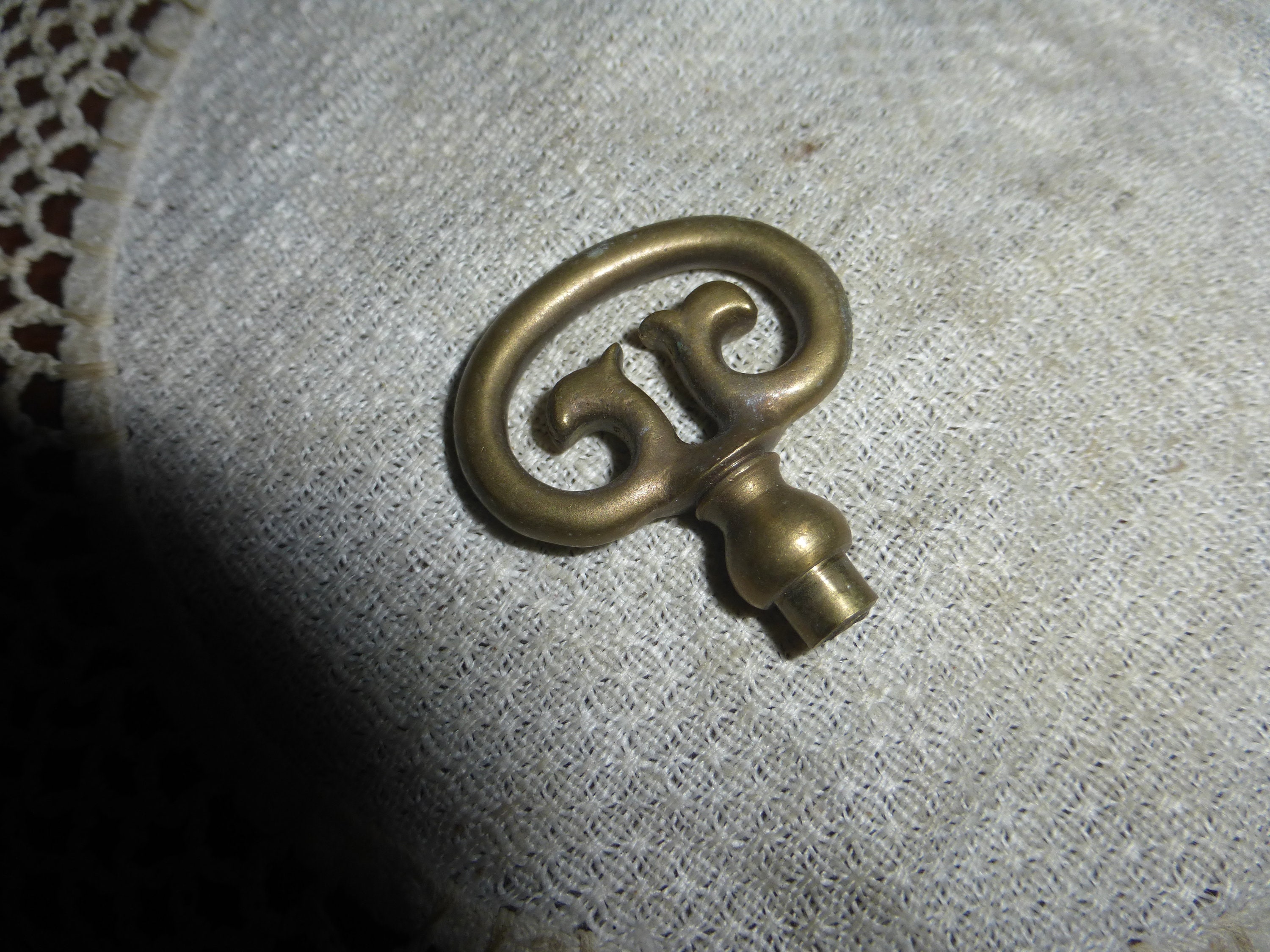 Vintage Ornate Brass USA Made Furniture Cabinet Pull 814 U