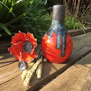 Rote handgefertigte Keramikvase: moderne zeitgenössische Vase aus der Mitte des Jahrhunderts, farbiges Accessoire für eine minimalistische Einrichtung, dekorative Vase, Geschenklieferung
