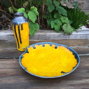 Gelbe große Keramik Obstschale/Servierplatte - knallige Farbe retro mid century modern, einzigartig individuelles Keramik-Objekt