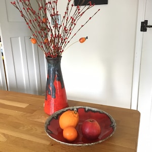 Rote Retro Vase - Mitte des Jahrhunderts modernes Design Keramik röhrenförmigen Topf mit schwarzer Lava-Farbglasur, einzigartiges Geschenk für Keramik-Liebhaber, neues Zuhause