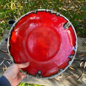 Rote Obstschale, dekorative Keramikschale in leuchtenden Glasurfarben mit Lavaglasurranddetails, neues Zuhause, Hochzeitsgeschenk