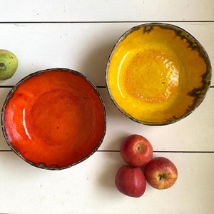 Gelbe Obstschale, dekorative Keramikschale in leuchtenden Glasurfarben mit Lavaglasur-Randdetails, neues Zuhause, Hochzeitsgeschenk
