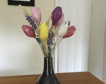 Keramische tulpenbloem: handgemaakt cadeau met geglazuurde enkele steel