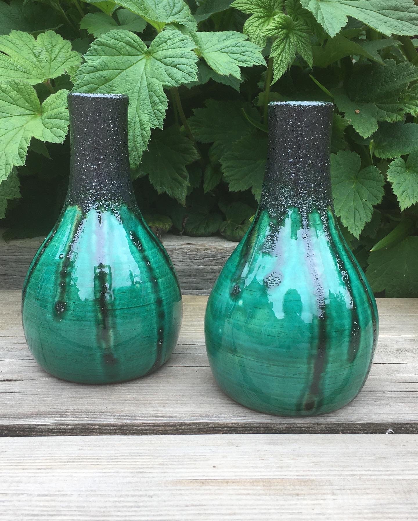 エメラルドグリーンの釉薬をかけた陶器の花瓶：溶岩の黒い首を持つ