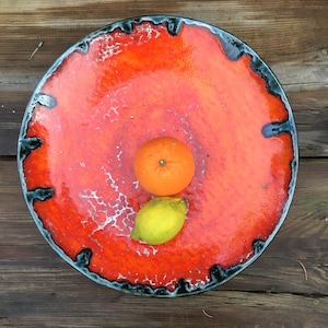 Rote extra große Keramik-Obstschale / -platte - helle Farbe Mitte des Jahrhunderts modern, einzigartiges handgefertigtes Wanky Retro-Keramik-Dekorationsgeschirr