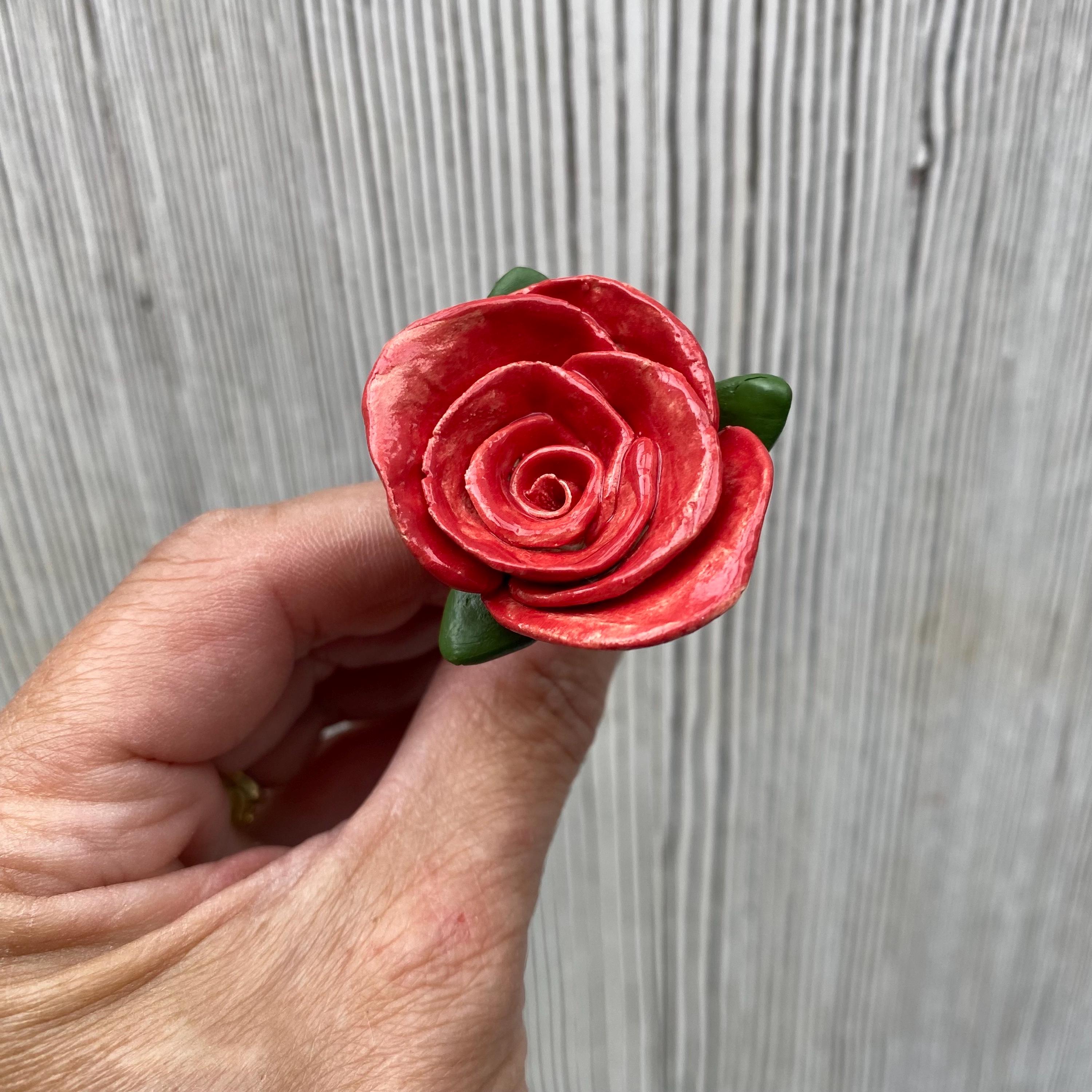 手作りの赤いセラミックローズ：ユニークなフラワーギフト - Etsy 日本