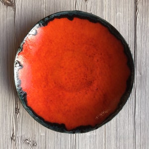 Handgemachte orange große Keramik-Obstschale / -platte - helle Farbe retro mid century modern, einzigartiges, wackeliges Keramikstück