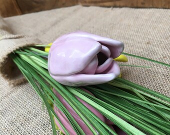 手作りの陶器製チューリップの花：カラフルなフラワーアレンジメント