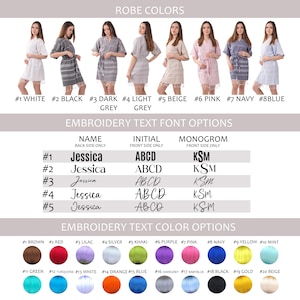 K&ouml;nnte beinhalten: Produktbild mit verschiedenen Bademantelfarben, Stickschriftoptionen und Sticktextfarboptionen. Die Bademantelfarben umfassen Wei&szlig;, Schwarz, Dunkelgrau, Hellgrau, Beige, Pink, Marine und Blau. Stickoptionen umfassen Name, Initialen und Monogramm.