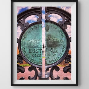 Puede incluir: Fotograf&iacute;a enmarcada de un medall&oacute;n de bronce dividido por una verja de hierro forjado. El medall&oacute;n presenta el texto "BOSTONIA CONDITA AD 1630" y "SICUT PATRIBUS SIT DEUS NOBIS". Una estatua es visible en el fondo.