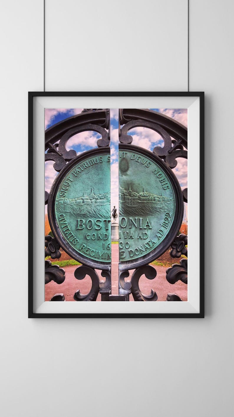 Puede incluir: Fotograf&iacute;a enmarcada de un medall&oacute;n de bronce dividido por una verja de hierro forjado. El medall&oacute;n presenta el texto "BOSTONIA CONDITA AD 1630" y "SICUT PATRIBUS SIT DEUS NOBIS". Una estatua es visible en el fondo.