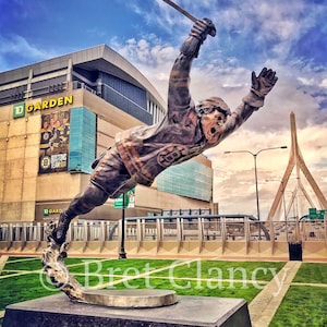 The Bobby Orr statue looks good in it's new home. : r/boston