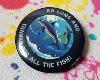 Hasta luego y gracias por todos los peces Pin de botón AMagnet / Insignia de delfín de la Guía del autoestopista de 50 mm / Regalo de ciencia ficción de Douglas Adams / Bata de laboratorio y bolso
