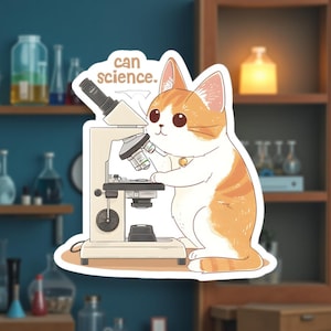 Peut inclure: Autocollant représentant un chat de dessin animé roux et blanc, portant un petit collier doré, utilisant un microscope. Le texte « can science. » est au-dessus du microscope. Le fond est un laboratoire.