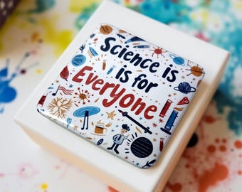 Botón "La ciencia es para todos" / Insignia científica adorable de 50 mm / Regalo STEM inclusivo para profesores y estudiantes / Pin o imán para bata/bolso de laboratorio