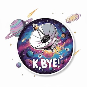 Puede incluir: Una pegatina redonda con temática espacial. El diseño incluye una antena parabólica, planetas, estrellas y el texto "K, BYE!". El fondo es una nebulosa colorida con tonos morados, azules y naranjas.