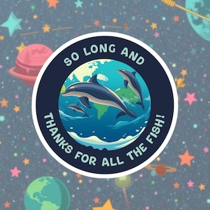 Op de afbeelding: Een ronde sticker met een illustratie van dolfijnen die rond een blauwe en groene aarde zwemmen. De sticker heeft de tekst "So Long and Thanks for All the Fish!" in witte letters op een marineblauwe achtergrond.