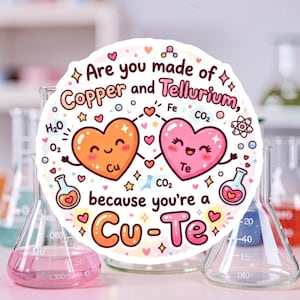 Może przedstawiać: Okrągła naklejka z napisem "Are you made of Copper and Tellurium, because you're a Cu-Te." Dwa kreskówkowe serca, jedno pomarańczowe i jedno różowe, połączone liniami. Na tle znajdują się zlewki laboratoryjne.