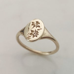 Daffodil signet ring, 14k gold floral signet, birth flower ring, Mother&#39;s day gift