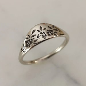 Gold flower signet ring, vintage style floral crown ring for women, Unique Gold wedding ring, 14k gold wedding band, flower wedding band