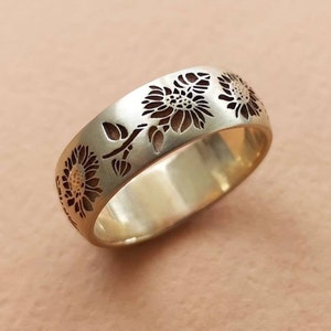 Sunflower band, 14k gold flower ring for women, engraved floral ring