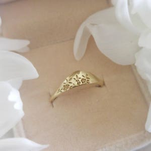 Gold flower signet ring, vintage style floral crown ring for women, Unique Gold wedding ring, 14k gold wedding band, flower wedding band