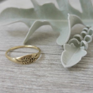 Gold flower ring, vintage style signet ring for women, Unique Gold wedding ring, 14k gold wedding band, flower wedding band, gold signet