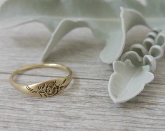 Gold flower ring, vintage style signet ring for women, Unique Gold wedding ring, 14k gold wedding band, flower wedding band, gold signet
