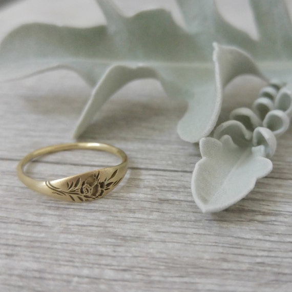 Gold Flower Ring, Vintage Style Signet Ring for Women, Unique Gold