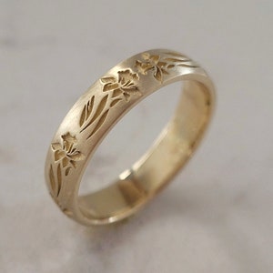 Daffodils wedding band, vintage style floral ring for women, engraved flower ring.