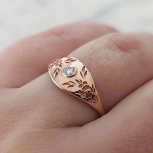 Gold flower signet ring, vintage style floral crown ring for women, Unique Gold wedding ring, 14k gold wedding band, flower wedding band