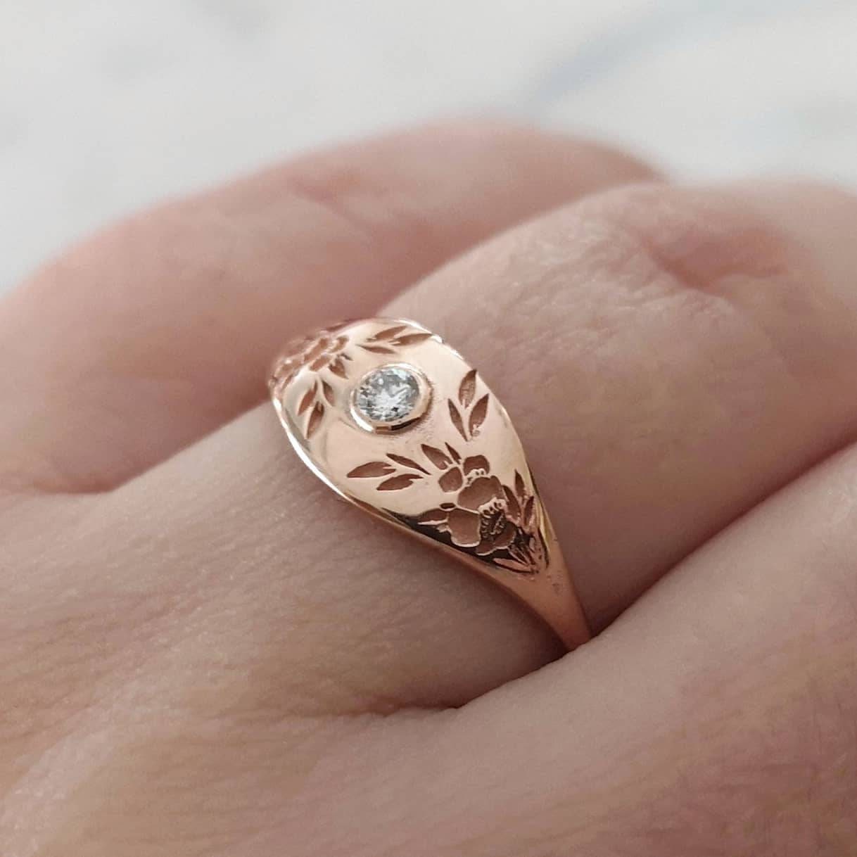Gold Flower Signet Ring, Vintage Style Floral Crown Ring for Women