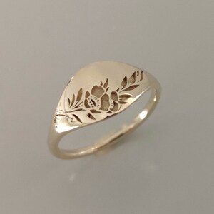Vintage style floral ring for women, Gold flower signet ring, Unique Gold wedding ring, 14k gold wedding band