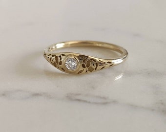 Gold flower signet ring, vintage style floral crown ring for women, Unique Gold wedding ring, 14k gold wedding band, flower wedding band