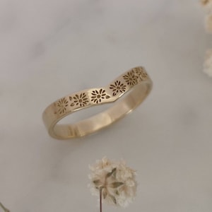 Daisy wedding band, vintage style floral ring for women, 14k gold V shaped flower band.