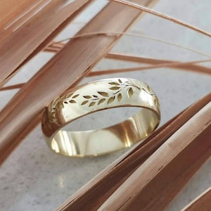 Leaf vine wedding band, vintage style floral ring for women, engraved botanical wedding ring