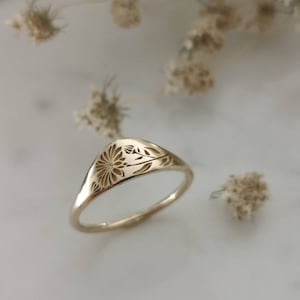 Gold flower signet ring, vintage style floral crown ring for women, Unique Gold wedding ring, 14k gold wedding band, flower wedding band